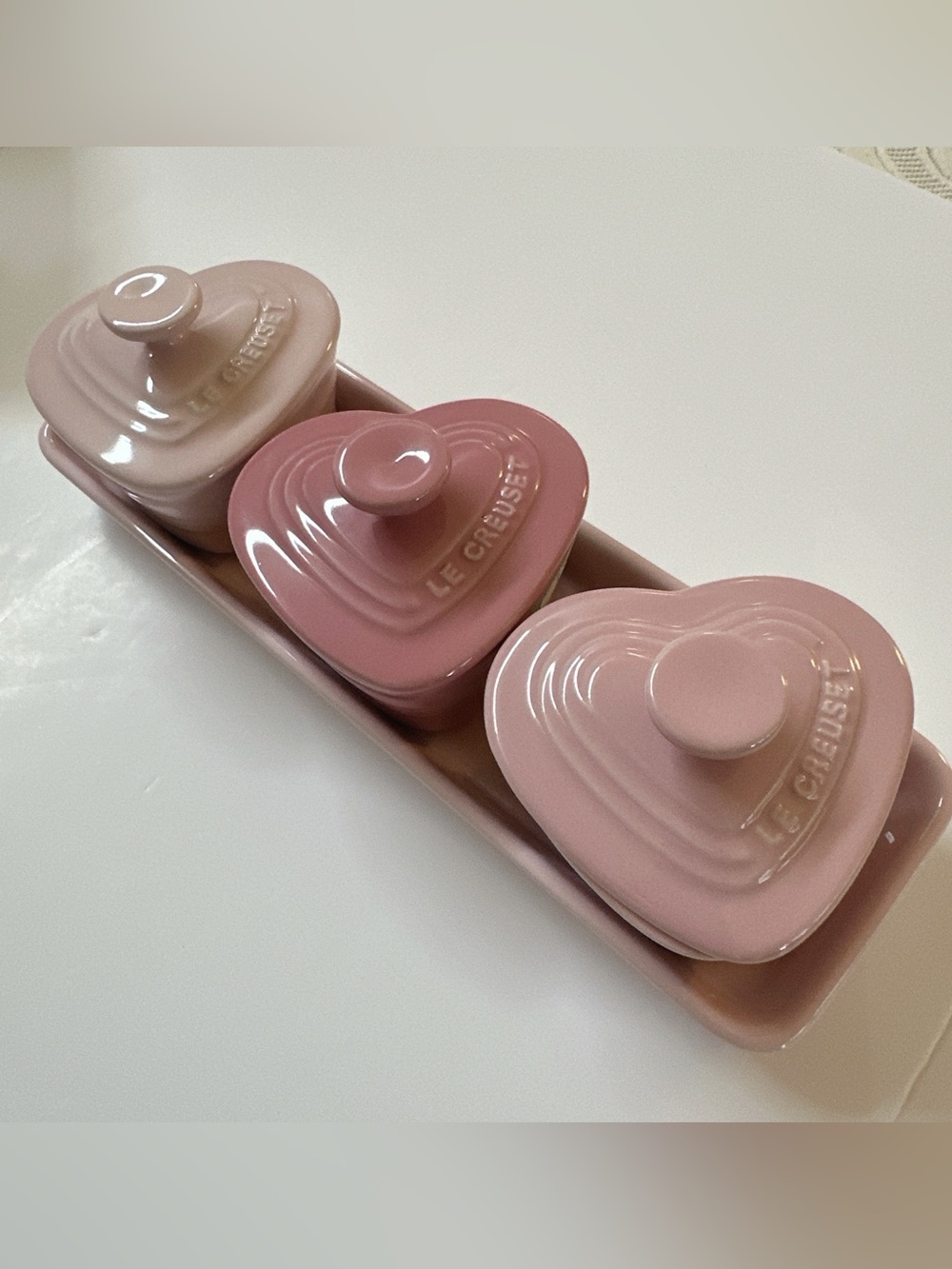 Le Creuset Heart Ramekin dAmour Set of 3 Stoneware Cocotte With tray